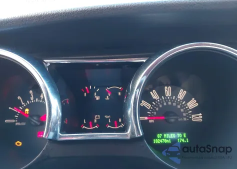 2005 Ford Mustang V6 Deluxe/V6 Premium z USA, uszkodzony, nr VIN 1ZVFT80NX55135649